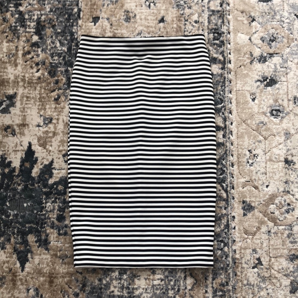 Size M - Forever 21 black and white striped pencil skirt